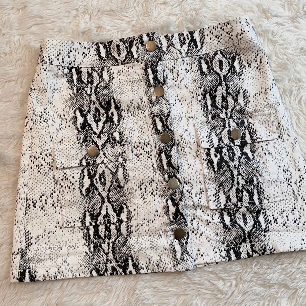 NWT Fashion Nova Snake Skin Mini Cargo Skirt